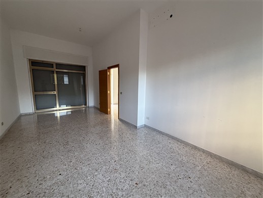 Locale Categoria Catastale A/10. Piano Terra, Ingresso Indipendente.